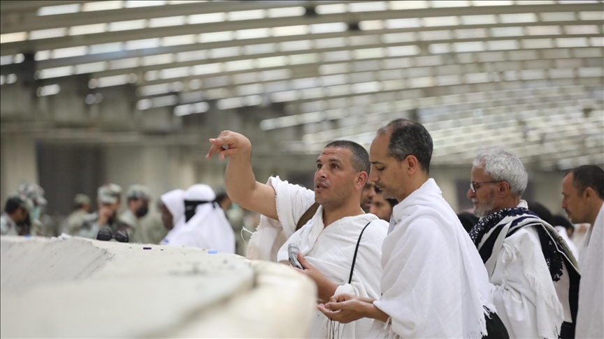 حجاج بيت الله الحرام يواصلون أداء المناسك بين رمي الجمرات وطواف الوداع